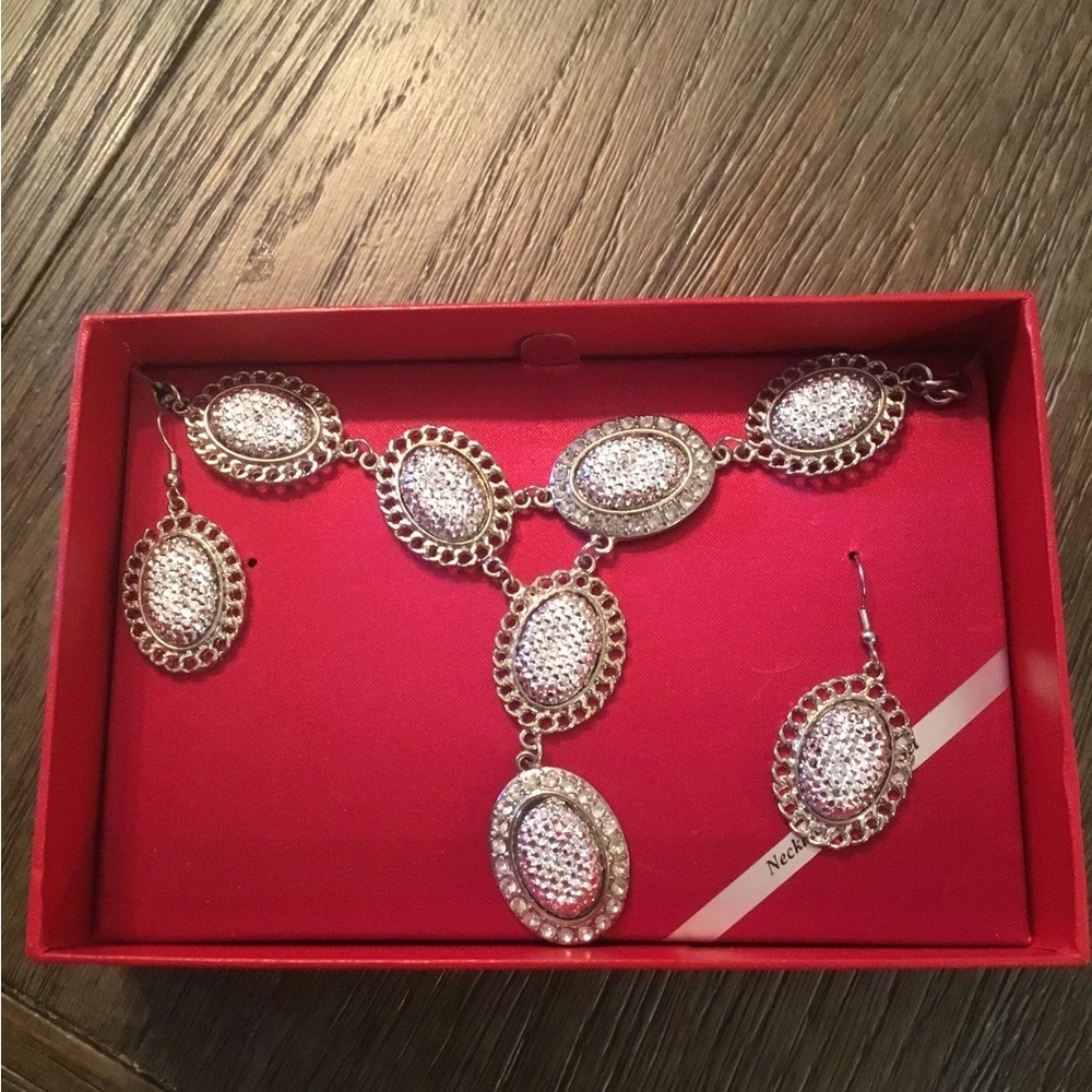 Vintage Chic Silver Necklace and Earring Set